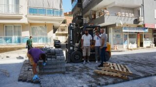 GERMENCİK BELEDİYESİ TARAFINDAN PARK MAHALLESİ'NDE YÜRÜTÜLEN PARKE TAŞI DÖŞEME ÇALIŞMALARI DEVAM EDİYOR. İLÇENİN İŞLEK NOKTALARINDAN HÜSEYİN ÇONDUR SOKAK'TA SÜRDÜRÜLEN ÇALIŞMALARI BELEDİYE BAŞKANI BURAK ZENCİRCİ YERİNDE İNCELEDİ.