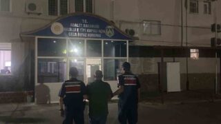 AYDIN'IN KUYUCAK İLÇESİNDE ORMANLIK ALANA KENEVİR EKTİĞİ BELİRLENEN ŞÜPHELİ, BİTKİLERİN BAKIMINI YAPMAK ÜZERE ELİNDE HAYVAN GÜBRESİYLE GELDİĞİ SIRADA JANDARMA EKİPLERİNCE SUÇÜSTÜ YAKALANDI. OPERASYONDA 57 KÖK KENEVİR BİTKİSİ İLE 1 KİLO 45 GRAM KUBAR ESRAR ELE GEÇİRİLİRKEN, ŞÜPHELİNİN İKAMETİNDE 3 TABANCA VE 1 AV TÜFEĞİ BULUNDU.