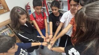 AYDIN İL HALK KÜTÜPHANESİ TARAFINDAN DÜZENLENEN KİTAP ETKİNLİKLERİ KAPSAMINDA ÇOCUKLAR, AYDIN ÇOCUK VE GENÇLİK KÜTÜPHANESİ’NDE BİR ARAYA GELDİ. ETKİLEŞİMLİ KİTAP OKUMA ETKİNLİĞİNE KATILAN ÇOCUKLAR, ARDINDAN ARKADAŞLIK BİLEKLİKLERİ TASARLAYARAK HEM EĞLENDİ HEM DE BİRLİKTE ÜRETMENİN KEYFİNİ YAŞADI.