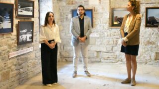 MİMARLIK HAFTASI KAPSAMINDA AÇILAN “KUŞADASI MODERN” SERGİSİ, MİMAR NAFİ ÇİL’İN 1973-1996 YILLARI ARASINDA KUŞADASI, SÖKE VE AYDIN’DA TASARLADIĞI PROJELERİ ÖZGÜN ÇİZİM VE FOTOĞRAFLARLA YENİDEN GÜN YÜZÜNE ÇIKARIYOR.