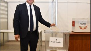 AYDIN TİCARET BORSASI’NDA TEK LİSTEYLE GERÇEKLEŞTİRİLEN SEÇİMLERDE YÖNETİM KURULU BAŞKANI FEVZİ ÇONDUR, 1 NOLU SANDIKTA OYUNU KULLANDI.