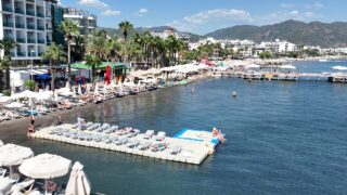İNGİLTERE’NİN YAĞMURLU HAVASINDAN UZAKLAŞAN TURİSTLER, MUĞLA’NIN GÖZDE TURİSTİK İLÇESİ MARMARİS’TE EKİM AYINDA DENİZİN VE GÜNEŞİN TADINI ÇIKARIYOR.