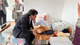 MANİSA'NIN KULA İLÇESİNDE KAYMAKAM TALHA ALTUNTAŞ, 1 EKİM DÜNYA YAŞLILAR GÜNÜ DOLAYISIYLA EMRE MAHALLESİ'NDEKİ YAŞLI VATANDAŞLARI HANELERİNDE ZİYARET EDEREK HAYIR DUALARINI ALDI.