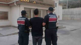 AYDIN’IN SÖKE İLÇESİNDE, "HİZMET NEDENİYLE GÜVENİ KÖTÜYE KULLANMA" SUÇUNDAN HAKKINDA 10 YIL KESİNLEŞMİŞ HAPİS CEZASI BULUNAN HÜKÜMLÜ, JANDARMA EKİPLERİNİN ÇALIŞMASI SONUCU YAKALANDI.