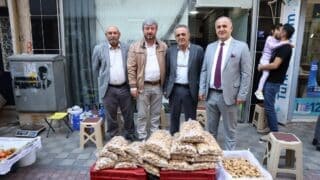 İNCİRLİOVA BELEDİYE BAŞKANI AYTEKİN KAYA, İNCİRLİOVA KÖYLÜ PAZARI'NI ZİYARET EDEREK PAZARDA FAALİYET GÖSTEREN ESNAF VE VATANDAŞLARLA BİR ARAYA GELDİ. KAYA, ESNAF VE VATANDAŞLARIN GÖRÜŞ, ÖNERİ VE TALEPLERİNİ DİNLEYEREK HAYIRLI ALIŞVERİŞ VE BEREKETLİ KAZANÇ TEMENNİSİNDE BULUNDU.