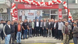 YENİ PARTİ SELENDİ İLÇE BAŞKANLIĞI KONGRESİ’NDE 207 OY ALAN KURUCU İLÇE BAŞKANI ZEKİ ÖZKAN, YENİDEN BAŞKANLIĞA SEÇİLDİ. RAKİBİ TEVFİK UĞUR’UN 132 OY ALDIĞI KONGREDE 1 OY GEÇERSİZ SAYILIRKEN ÖZKAN, YENİ DÖNEMDE BİRLİK VE BERABERLİK İÇERİSİNDE ÇALIŞACAKLARINI SÖYLEDİ.