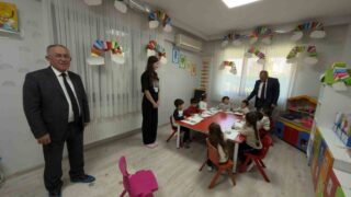 MANİSA’NIN SARIGÖL İLÇESİNDE İLÇE MİLLİ EĞİTİM MÜDÜRÜ YILDIRAY DEMİRTAŞ VE ŞUBE MÜDÜRÜ MUHİTTİN ŞEN, ÖZEL ÜSTEK ANAOKULUNU ZİYARET ETTİ.