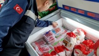 ŞEHZADELER BELEDİYESİ ZABITA MÜDÜRLÜĞÜ EKİPLERİ, İLÇE SINIRLARI İÇERİSİNDEKİ ZİNCİR MARKETLERE YÖNELİK DENETİM GERÇEKLEŞTİRDİ.