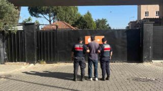 AYDIN’IN EFELER İLÇESİNDE, 'SİLAHLA TEHDİT' SUÇUNDAN HAKKINDA 7 YIL 4 AY KESİNLEŞMİŞ HAPİS CEZASI BULUNAN HÜKÜMLÜ, JANDARMA EKİPLERİNİN ÇALIŞMASI SONUCU YAKALANDI.