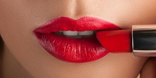 make-up-hack-tutorial-pakai-lipstik-agar-tahan-lama-dengan-bedak-foto