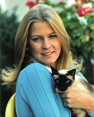 Susan Ford with her Siamese cat, Shan, October 4, 1974. Image: Gerald R. Ford Presidential Library.