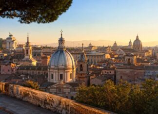 Panorama di Roma al tramonto con cupole e monumenti storici