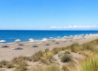 Spiaggia del litorale romano con dune e mare