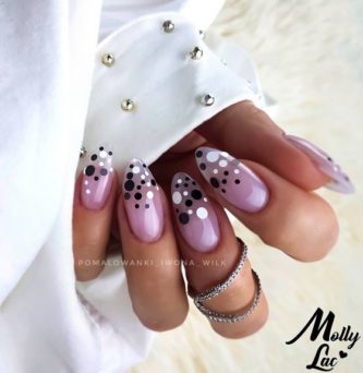 paznokcie żelowe z ozdobą w kształcie kółek