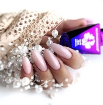 różowe paznokcie żel budujący