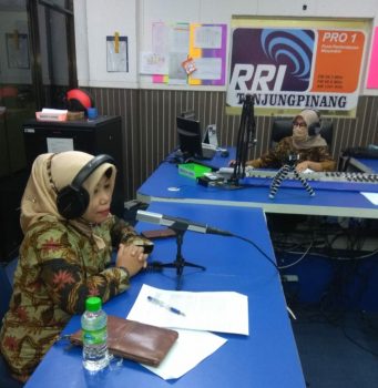 Kepala Bidang Perlindungan Anak Elvi Arianti, S.Pt, M.Si sebagai nara sumber dialog interaktiv RRI dengan tema stop pernikahan usia anak dan pembatasan bermain game online