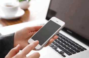 スマホを触っている男性の手