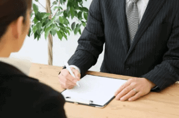 面接する男性