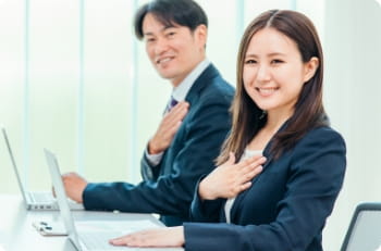 安心している女性と男性の写真