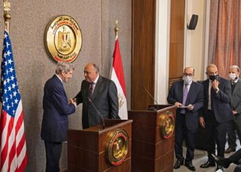 Egypt’s Foreign Minister Sameh Shoukri and the United States climate envoy John Kerry (L) hold a joint press conference in the capital Cairo, on February 21, 2022. (AFP)