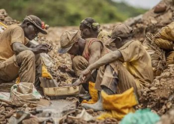 Gold-miners-pan-for-gold-in-the-Eastern-Congo