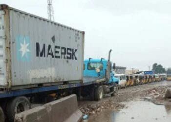 Commuters, pedestrians battle gridlock after rainfall