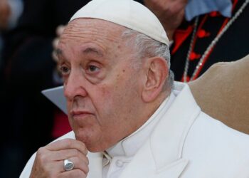 Pope Francis prays in front of a Marian statue at the Spanish Steps in Rome Dec. 8, 2022, the feast of the Immaculate Conception. (CNS photo/Paul Haring)