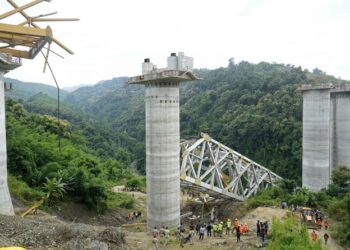 Rescue workers at the site of an under-construction railway bridge collapse near Sairang, Aizwal district, Mizoram state, India, Aug. 23, 2023. (AFP)