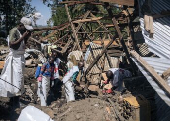 Local Red Cross volunteers attempt to extract a corpse from the rubble of a house destroyed by a landslide in the village of Bushushu in Kalehe territory, South Kivu province, eastern Democratic Republic of Congo on June 9, 2023. (PHOTO / AFP)