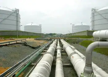 FILE - This June 13, 2003 file photo shows pipelines running from the offshore docking station to four liquefied natural gas (LNG) tanks at the Dominion Resources Inc.   - 
Copyright © africanews
Matt Houston/AP