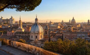Panorama di Roma al tramonto con cupole e monumenti storici