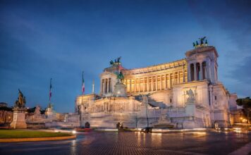 Vittoriano illuminato di sera a Roma
