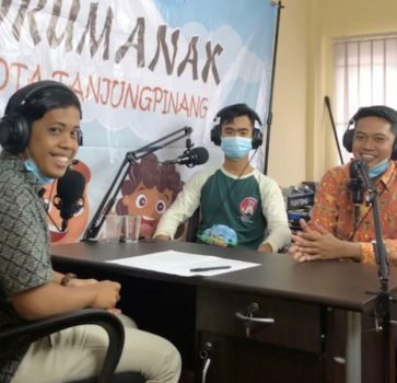 Penggunaan alat podcas perdana Forum anak Kota Tanjungpinang dalam kampanye stop pernikahan usia anak dan batasan bermain game online