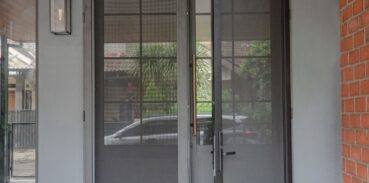 Pintu baja kawat nyamuk model minimalis untuk rumah modern