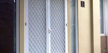 Pintu kawat nyamuk aluminium minimalis untuk rumah modern