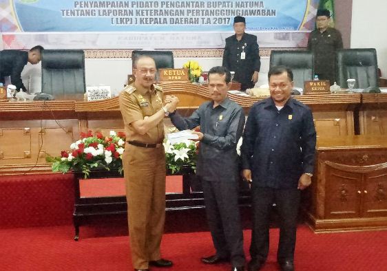 Bupati Natuna Hamid Rizal Saat Menyerahkan LKPJ Secara Simbolis Kepada Ketua DPRD Natuna