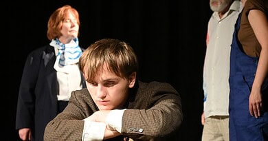 Loňský vítěz Českého FEMAD - SUMUS Praha, Saulius Šaltenis: Utíkej, smrtko, utíkej. Na snímku v popředí Tomáš Frýdl (Andrius). Foto Jaroslav Kodeš / Zdroj: Databáze českého amatérského divadla