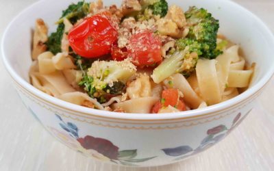 Makaron z brokułem i pomidorowo-czosnkową oliwą.