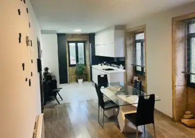 Cocina blanco y negro en la planta superior de la casa en alquiler vacacional Casa A Canteira en Vimianzo, A Coruña (Galicia)