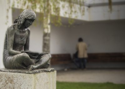 Foto estatua villanueva de la cañada por con villanueva,
