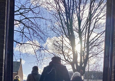 Winterse wandeling vanuit een warm klooster