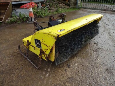 John Deere Yard Brush 246 - Image 4