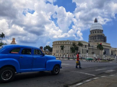 Plavi automobil iz pedesetih ispred kapitola sa kupolom u rekonstrukciji