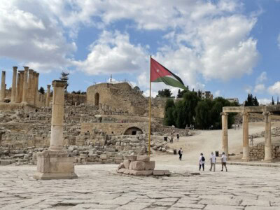 Jordanska zastava vijori se iznad kamenih ruševina antičkog grada