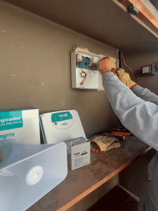 Kit energizador para cerco eléctrico, kit de cerco eléctrico precio, venta de kit de cerco eléctrico, venta de accesorios para cerco eléctrico en lima, venta de energizadores para cercos eléctricos, energizador para cerco eléctrico, energizador hagroy, energizador linseg, panel para cerco electrico