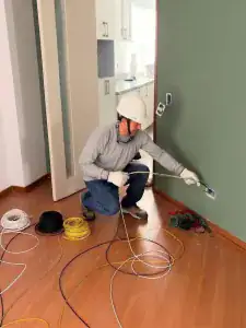 Electricista realizando instalación de cableado eléctrico para oficinas y comercios en Lima
