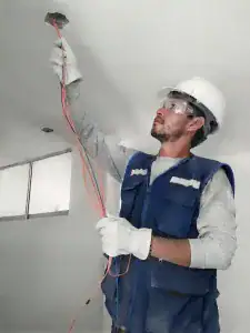 Electricista realizando instalación de cableado eléctrico en Lima