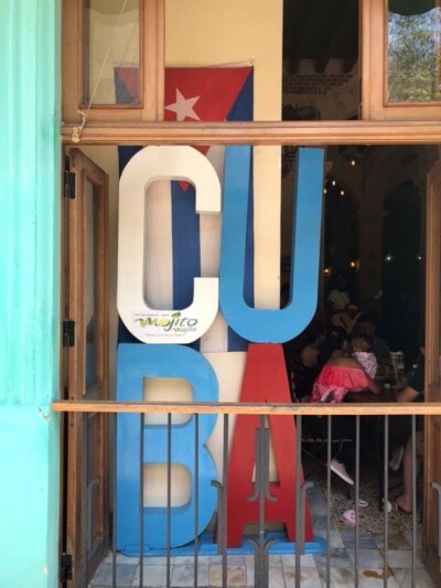 Velika slova sa natpisom Kuba na ulazu u restoran sa muzikom