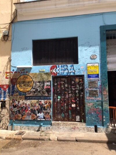 Zid prekriven grafitima i porukama posetilaca ispred poznatog bara