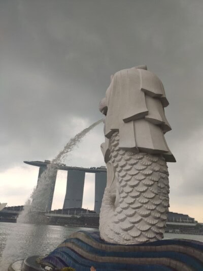 Statua sa lavljom glavom i ribljim telom izbacuje mlaz vode prema moru